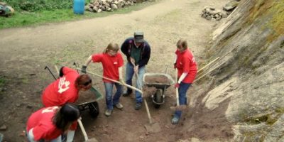 5 bénévoles qui creusent