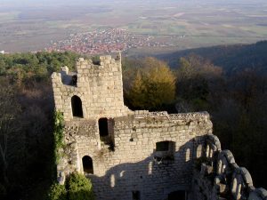 Vue aérienne de la tour des gardes du château du Bernstein